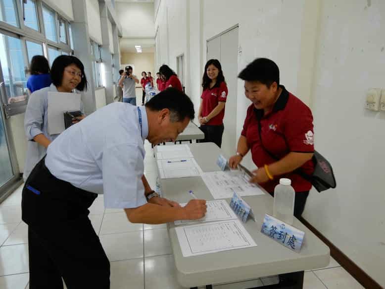 嘉義市政府政風處廉政志工支援106年度全國政風人員南區座談會嘉市府與法務部廉政署合辦106年度全國政風人員南區座談會-廉政志工協助350位政風人員簽到程序