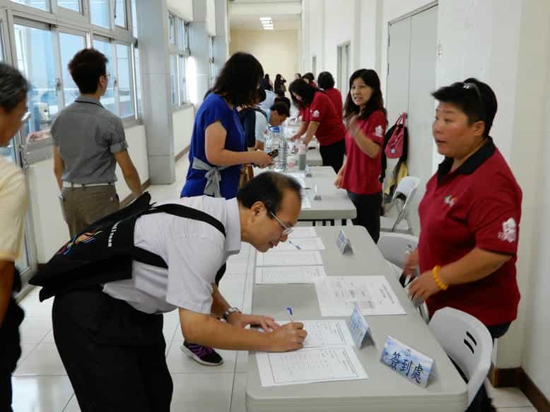 嘉義市政府政風處廉政志工支援106年度全國政風人員南區座談會嘉市府與法務部廉政署合辦106年度全國政風人員南區座談會-廉政志工協助350位政風人員簽到程序