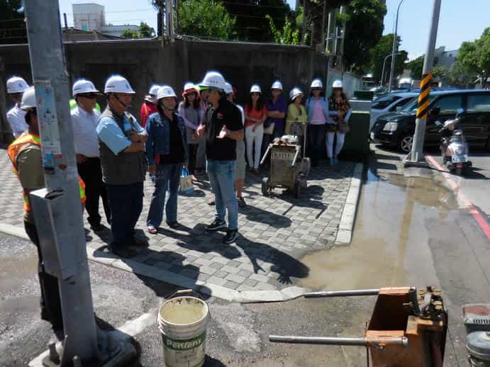 臺東縣政府政風處106年廉政志工專業訓練全民督工-道路巡視通報事項實地說明<br />
