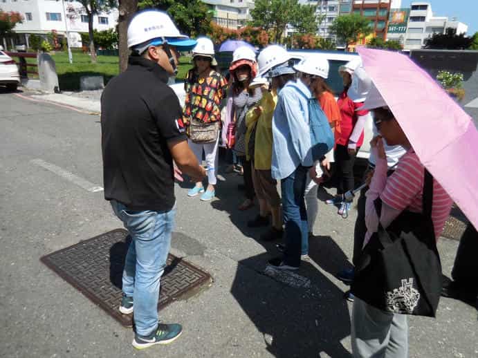 臺東縣政府政風處106年廉政志工專業訓練全民督工-道路巡視通報事項實地說明<br />
