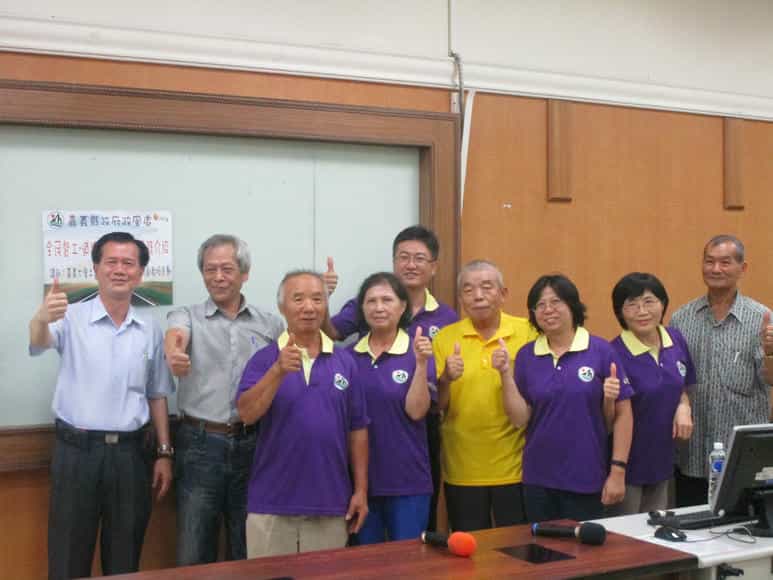 嘉義縣政府政風處舉行106年第2次廉政志工聯繫會議處長與廉政志工合影