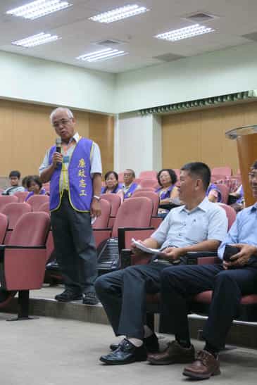 高雄市政府政風處舉辦「106年廉政志(義)工專業訓練」參加志工在課堂上踴躍發言