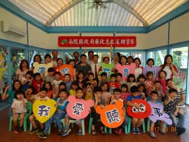 南投縣政府政風處辦理106年「我愛聽故事‧廉政有意思」廉政志工校園宣導活動集集鎮長與志工一同合照