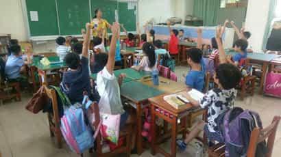 高雄市政府政風處辦理106年「FUN心聽故事」廉政說故事活動孩子們十分踴躍地搶答