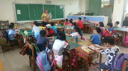 高雄市政府政風處辦理106年「FUN心聽故事」廉政說故事活動孩子們聚精會神地聽著故事