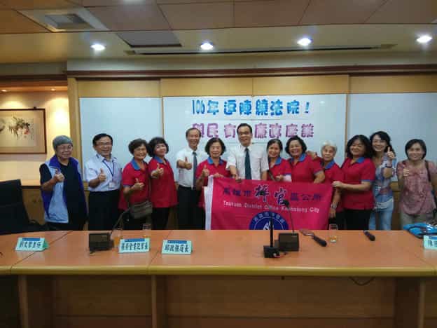 高雄市政府政風處廉政志工辦理106年「逗陣遶法院」與民有約廉政座談會廉政志工們與出席長官合影