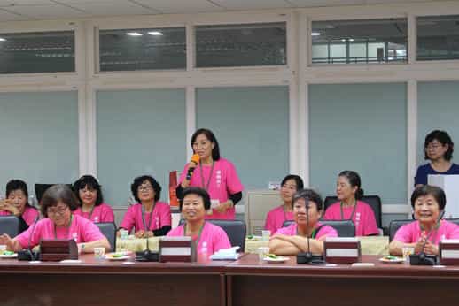 臺南市政府政風處106年廉政志工參訪嘉義市活動由本府志工左玉蘭代表本處介紹本處的志工特色與平時協助宣導活動類型，並進行心得分享