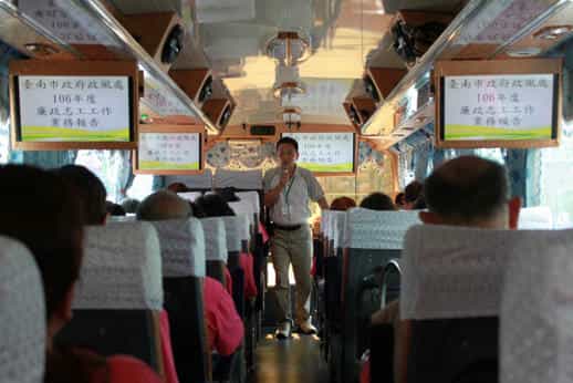 臺南市政府政風處106年廉政志工參訪嘉義市活動本處預防科何盛輝科長與廉政志工與遊覽車上介紹今年廉政志願服務的項目，並懇請志工們可以鼎力相助，讓業務可以交出亮眼成績