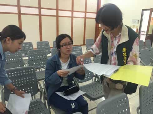 臺南市政府廉政志工106年辦理「全民督工路平專案暨加水站巡查」複查成果志工協助發放與解說路平專案問卷調查