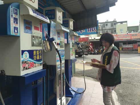 臺南市政府廉政志工106年辦理「全民督工路平專案暨加水站巡查」複查成果志工協助於住家附近進行巡查加水站並填寫問卷找出不符法令之事項