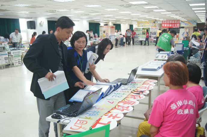 臺南市政府廉政志工配合辦理「臺南市政府106年度各目的事業主管機關推展志願服務績效評鑑」評鑑委員就本處105年廉政志工服務成果就績效面(數據一覽表、105年評鑑建議事項辦理情形、研發、創新與特色)<br />
進行詢問