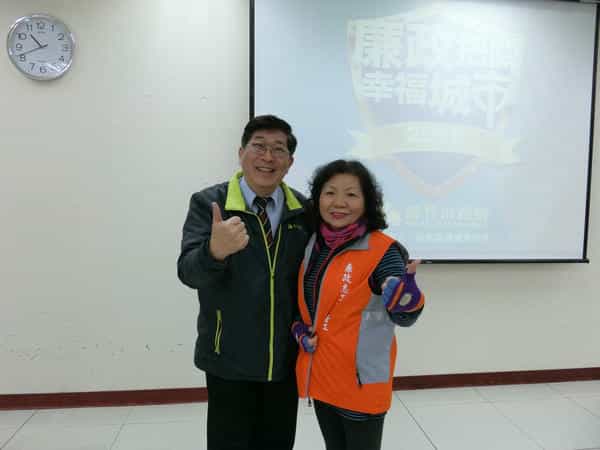 新竹市政府政風處107年廉政志工路平督工教育訓練  廉政把關專車出動授予督工背心