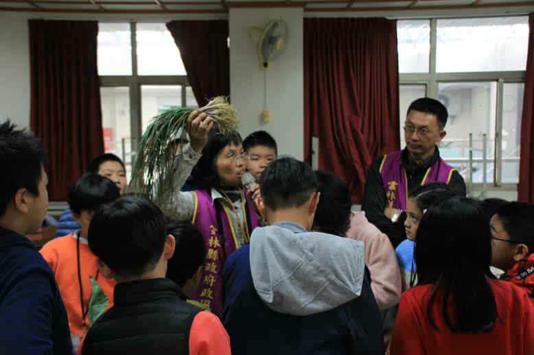 雲林縣政府政風處廉政志工協助辦理「2018食安小當家—廉能體驗活動」廉政志工介紹在地農產