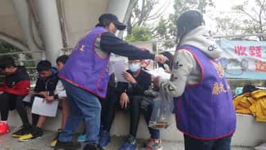 107年臺南市廉政志(義)工「寒假春風盃少年3對3籃球賽」廉政宣導廉政志(義)工發放問卷向民眾一一解說問卷的內容傳達反貪與肅貪的意識，並獲得在場民眾的熱情回應