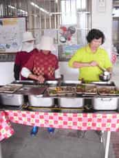 雲林縣政府政風處辦理「106年度『長青樂活，食安有我」長青食堂暨食品販售通路巡查」食堂志工幫與打飯菜