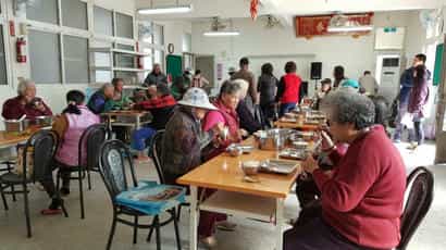 雲林縣政府政風處辦理「106年度『長青樂活，食安有我」長青食堂暨食品販售通路巡查」長者開心與餐