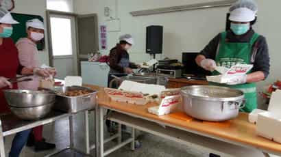 雲林縣政府政風處辦理「106年度『長青樂活，食安有我」長青食堂暨食品販售通路巡查」食堂志工幫忙打飯菜