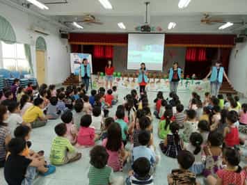 澎湖縣湖西鄉公所政風室運用廉政志工協助辦理「廉政故事繪本」校園宣導