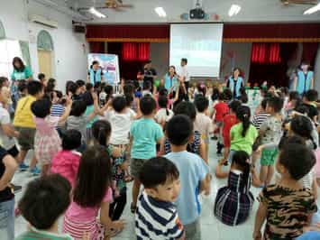 澎湖縣湖西鄉公所政風室運用廉政志工協助辦理「廉政故事繪本」校園宣導