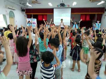 澎湖縣湖西鄉公所政風室運用廉政志工協助辦理「廉政故事繪本」校園宣導