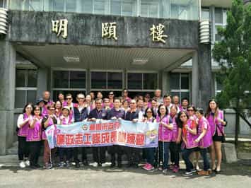 107年度桃園市政府廉政志工成長訓練營-志工精進，成長有成本府廉政志工與廉政署、研習中心長官合影紀念