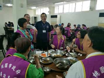 107年度桃園市政府廉政志工成長訓練營-志工精進，成長有成研習中心執行秘書關心志工用餐狀況