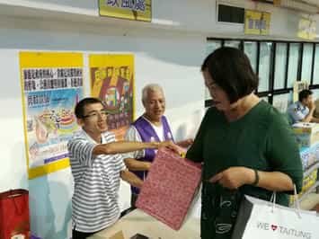 戶戶倡廉、幸福家園，臺東縣政府政風處宣導廉政社會廉政志工與政風處同仁用熱情的心吸引民眾前來攤位參加活動，顛覆民眾對於政風處的印象。活動的目的不在於發放獎品，而在於推廣民眾廉能教育，期盼每一位民眾都能發揮影響力，進而影響周邊的人，使周邊的人不敢貪、也不願貪。