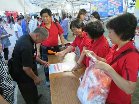 澎湖縣政府政風處廉政志工協助辦理「2018澎湖國際海上花火節」廉政宣導活動