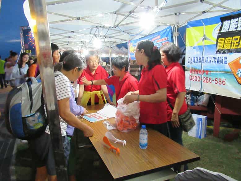 澎湖縣政府政風處廉政志工協助辦理「2018澎湖國際海上花火節」廉政宣導活動