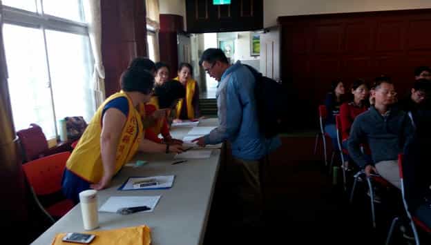 花蓮縣政府政風處廉政志工協助辦理107年度「公務機密及機關安全維護講習」廉政志工於縣府大禮堂協助活動簽到