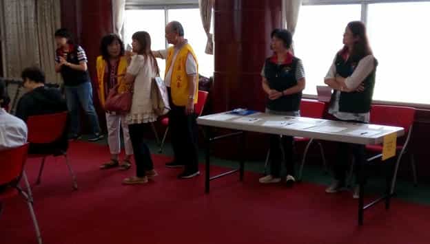 花蓮縣政府政風處廉政志工協助辦理107年度「公職人員利益衝突迴避及財產申報法令暨網路申報」宣導說明會(花蓮場)廉政志工協助引導與會人員座位