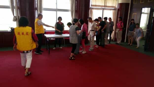 花蓮縣政府政風處廉政志工協助辦理107年度「公職人員利益衝突迴避及財產申報法令暨網路申報」宣導說明會(花蓮場)廉政志工協助與會人員簽到