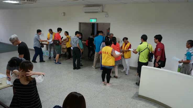 花蓮縣政府政風處廉政志工協助辦理縣府聯合稽查業務執行人員之廉政法紀宣導稽查裁罰人員座談會廉政志工協助回收問卷與發放宣導品