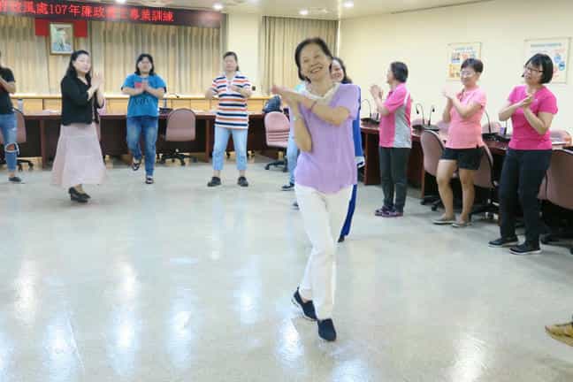 新北市政府政風處辦理107年廉政義工專業訓練107年8月20日-訓練活動-音樂暖身-2。