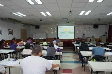 花蓮縣政府政風處舉辦107年廉政志工專業訓練暨聯繫會報路平專案-全民督工講師授課情形