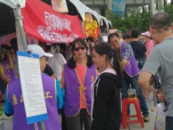 高雄市政府政風處廉政志工-「廉政逗陣衝，租稅馬ㄟ通」演出廉政話劇及設攤宣導志工演出廉政話劇及協助設攤宣導