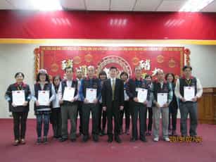 新竹縣政府政風處辦理108年度特殊訓練暨志願服務聯繫會報張處長頒發廉政志工說故事感謝狀