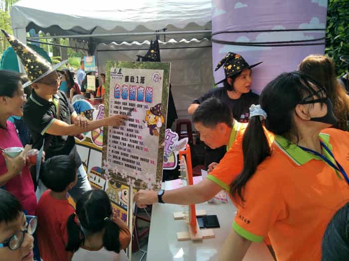 臺中市政府政風處辦理「廉政魔法學園」-廉潔教育校園宣導專車系列活動志工支援台、客說廉政攤位