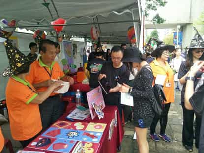 臺中市政府政風處辦理「廉政魔法學園」-廉潔教育校園宣導專車系列活動志工支援臺北市攤位