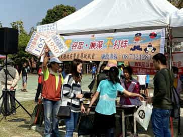 屏東縣政府廉政志工參加阿猴城第14屆縣長盃3對3街頭籃球鬥牛賽辦理反貪宣導