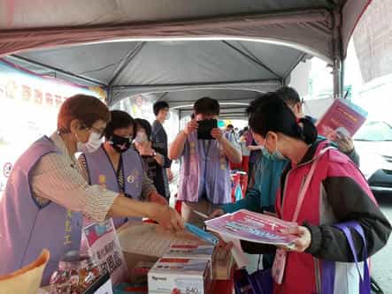 彰化縣政府政風處廉政志工參與辦理109年就業博覽會-南郭國小場廉政宣導活動廉政志工廉政宣導情形