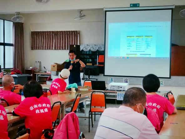 專業！熱忱！活力！臺南市政府志工廉起來邀請臺南市公共運輸處運輸稽查課劉昆和課長授課，協助志工並給予正確的反饋資訊，建立本市公共運輸之友善環境與服務。