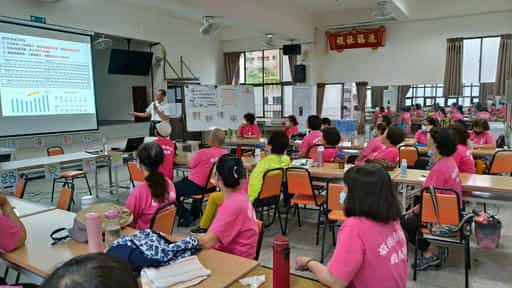 專業！熱忱！活力！臺南市政府志工廉起來臺南市政府工務局陳俊誠副總工程司指導廉政志工運用「臺南市道路挖掘行動查報APP」共同監督道路工程，提升道路品質安全。