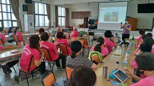 專業！熱忱！活力！臺南市政府志工廉起來臺南市政府地政局莊麗檬主任與大家分享花草種植的過程中，欣賞自然生命的美好，陶冶心靈與情操。