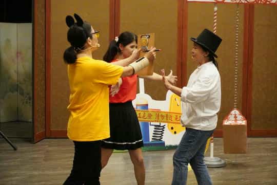 效廉欸~抵嘉！ 嘉市廉政戲劇團頒發正義聯盟榮譽勳章給家扶孩童演出劇照-阻止黑心廠商逃跑