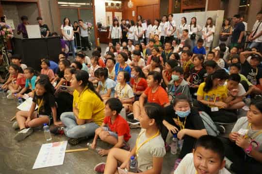 效廉欸~抵嘉！ 嘉市廉政戲劇團頒發正義聯盟榮譽勳章給家扶孩童家扶中心的學員笑得合不攏嘴