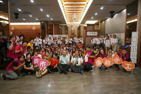 效廉欸~抵嘉！ 嘉市廉政戲劇團頒發正義聯盟榮譽勳章給家扶孩童活動大合照