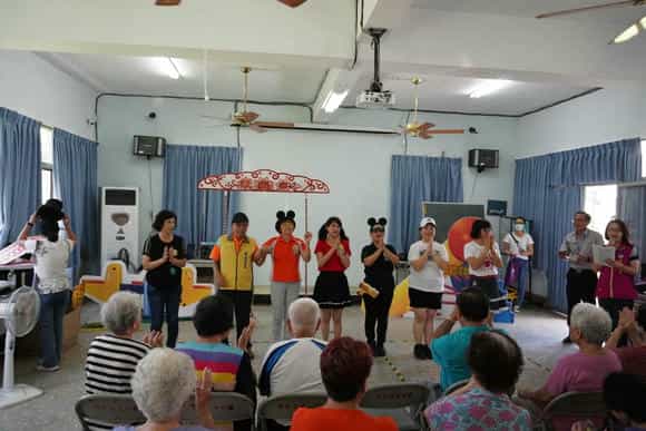 嘉市廉政志工與精忠社區大家庭共築廉潔台灣夢!呼口號。