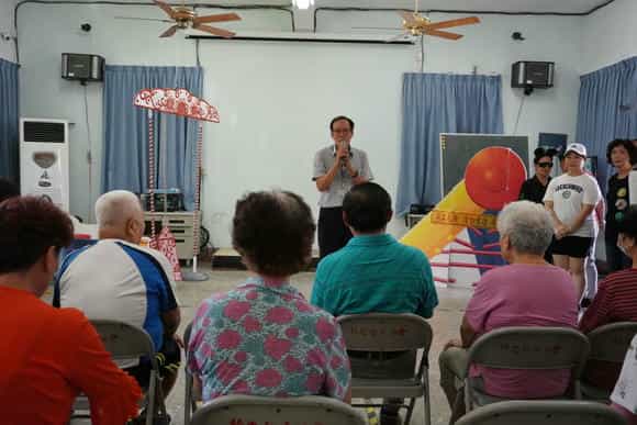 嘉市廉政志工與精忠社區大家庭共築廉潔台灣夢!劉副處長致詞。