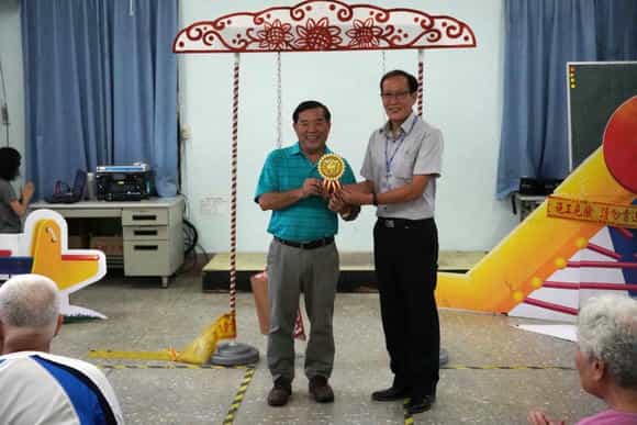 嘉市廉政志工與精忠社區大家庭共築廉潔台灣夢!頒發廉潔正義勳章給理事長。